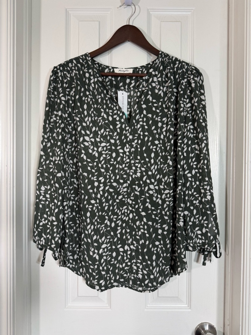 Monday Fun Women’s Dark Green Leaf Print Split Neck Blouse Size L